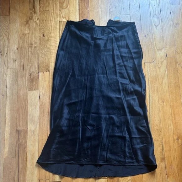 Elegant Black Satin Skirt - Picture 1 of 5